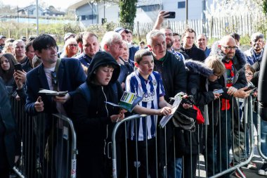 West Bromwich Albion taraftarları, 29 Mart 2025 'te İngiltere' nin Norwich City-West Bromwich Albion maçından önce oyuncuların gelmesini bekliyor.