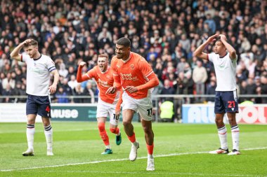 Blackpool 'dan Ashley Fletcher, 21 Mart 2025' te Bloomfield Road, Blackpool 'da oynanan Blackpool-1 karşılaşmasında golünü 1-0 atmasını kutluyor.