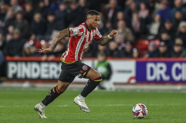 Sheffield United takımından Tyrese Campbell, 28 Mart 2025 'te Sheffield Lane, İngiltere' de Sheffield United 'a karşı Coventry City' de oynanan Gökyüzü İddia Şampiyonası maçında topu aldı.