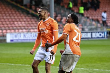 Golcüler Blackpool 'dan Ashley Fletcher ve Niall Ennis, 21 Mart 2025' te Bloomfield Road, Blackpool, Birleşik Krallık 'ta oynanan Blackpool-Bolton Wanderers maçında taraftarlarla 2-1' lik galibiyeti kutluyorlar.