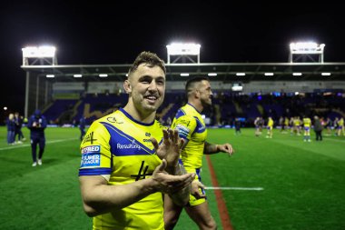 Warrington Wolves 'tan Sam Powell, 28 Mart 2025' te Warrington, İngiltere 'deki Halliwell Jones Stadyumu' nda oynanan Warrington Wolves - Leeds Rhinos maçında taraftarları alkışlıyor.