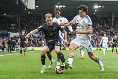 Swansea City 'den Lewis O' Brien ve Leeds United takımından Pascal Struijk, Leeds United 'ın 29 Mart 2025' te Elland Road, Leeds, İngiltere 'de oynanan Sky Bet Şampiyonası maçında top için mücadele ettiler.