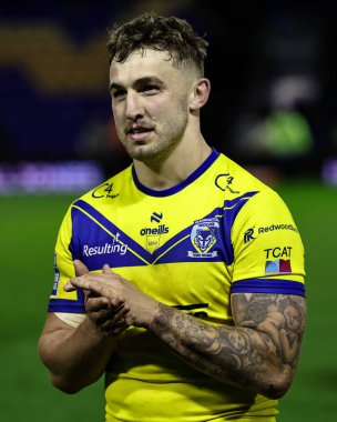 Warrington Wolves 'tan Sam Powell, 28 Mart 2025' te Warrington, İngiltere 'deki Halliwell Jones Stadyumu' nda oynanan Warrington Wolves - Leeds Rhinos maçında taraftarları alkışlıyor.