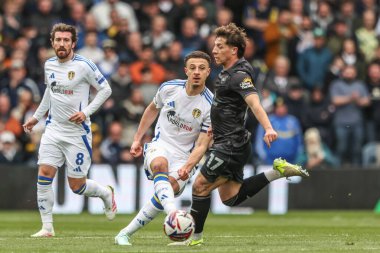 Leeds United takımından Ethan Ampadu, 29 Mart 2025 'te Leeds Road, İngiltere' de Leeds United ile Swansea City arasındaki Sky Bet Şampiyonası maçında pas attı.
