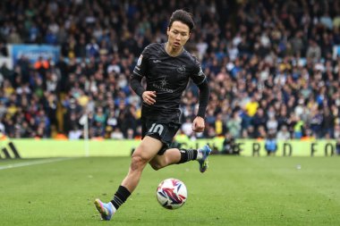 Swansea City 'den Eom Ji-Sung, 29 Mart 2025' te Leeds United ile Swansea City arasında oynanan Sky Bet Şampiyonası maçında topu bırakıyor.