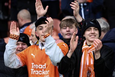 Blackpool taraftarları 21 Mart 2025 'te Bloomfield Road, Blackpool' da oynanan Blackpool-Bolton Wanderers maçında 2-1 'lik galibiyetlerini kutladılar.