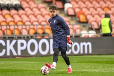 Blackpool 'dan Harry Tyrer, 21 Mart 2025' te Bloomfield Road, Blackpool 'da oynanan Blackpool-Bolton Wanderers maçında maç öncesi ısınma turunda...