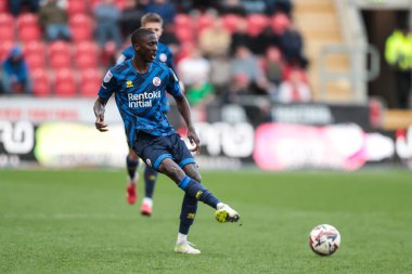 Crawley Town 'dan Panutche Camar, 29 Mart 2025' te New York Stadyumu 'nda oynanan Sky Bet 1 maçında pas veriyor.