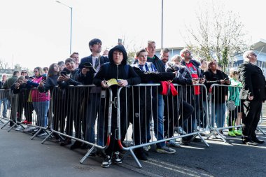 West Bromwich Albion taraftarları, 29 Mart 2025 'te İngiltere' nin Norwich City-West Bromwich Albion maçından önce oyuncuların gelmesini bekliyor.