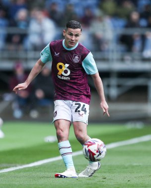Burnley takımından Josh Cullen, Burnley, Bristol City 'ye karşı 29 Mart 2025' te Turf Moor, Burnley, İngiltere 'de oynanan Gökyüzü İddia Şampiyonası maçında