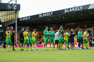 Norwich City oyuncuları, 29 Mart 2025 'te İngiltere' nin Norwich Road kentinde oynanan Norwich City-West Bromwich Albion maçının ardından takımların kazandığı galibiyet sonrasında taraftarlarını takdir ediyor.