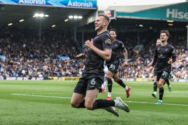Swansea City 'den Harry Darling, 29 Mart 2025' te Leeds Road, Leeds, İngiltere 'de oynanan Sky Bet Swansea City maçında 1-1' lik galibiyetini kutluyor.