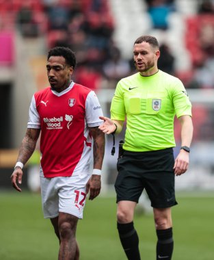 Hakem Leigh Doughty, Rotherham United takımından Mallik Wilks 'e 29 Mart 2025' te New York Stadyumu 'nda oynanan 1.