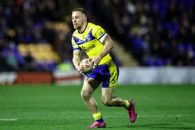 Warrington Wolves takımından Matt Dufty, 28 Mart 2025 'te Warrington, İngiltere' deki Halliwell Jones Stadyumu 'nda oynanan Warrington Wolves - Leeds Rhinos maçında topa vuruyor.