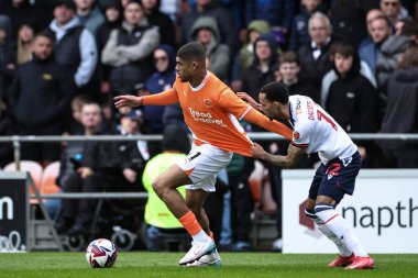 Blackpool 'dan Ashley Fletcher, 21 Mart 2025' te Bloomfield Road, Blackpool 'da oynanan Blackpool-Bolton Wanderers maçında Bolton Wanderers ile oynanan Bolton Wanderers maçında Bolton Wanderers' dan Josh Dacres-Cogley tarafından tutuldu.