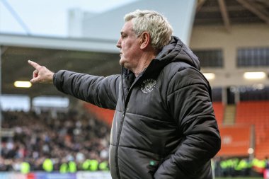 Blackpool teknik direktörü Steve Bruce, 21 Mart 2025 'te Bloomfield Road, Blackpool' da oynanan Blackpool-Bolton Wanderers maçında teknik alanda tepki gösterdi.