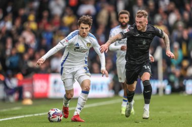 Leeds United 'dan Brenden Aaronson ve Swansea City' den Josh Tymon, 29 Mart 2025 'te Leeds Road, Leeds, Birleşik Krallık' ta oynanan Sky Bet Şampiyonası karşılaşmasında top için mücadele ettiler.