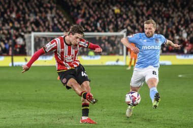 Sheffield United takımından Sydie Peck, 28 Mart 2025 'te Bramall Lane, Sheffield, İngiltere' deki Sheffield United ile Coventry City arasındaki Sky Bet Şampiyonası maçında topu kutuya sokuyor.