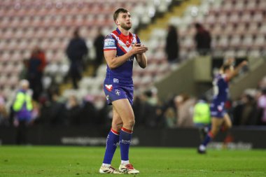 Wakefield Trinity 'den Josh Rourke, 28 Mart 2025' te Leigh Spor Köyü, Leigh, İngiltere 'de oynanan Betfred Süper Lig 6. raundunun ardından seyircileri alkışlıyor.