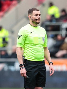 Hakem Leigh Doughty, Sky Bet Ligi 1 karşılaşmasında New York Stadyumu 'nda Rotherham United' a karşı Crawley Town, 29 Mart 2025