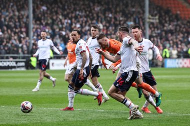 Blackpool 'dan Sonny Carey sahaya çıkıyor hakem Graham Scott, Carrey' e Sky Bet 1 karşılaşmasında sarı kart veriyor Blackpool Bolton Wanderers 'a karşı Bloomfield Road, Blackpool, Birleşik Krallık, 29 Mart 2025