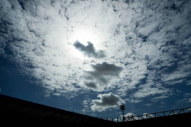 Carrow Road 'daki kısmi güneş tutulmasının genel görünümü, 29 Mart 2025' te Norwich City, Norwich Road, Norwich, İngiltere 'de West Bromwich Albion' a karşı oynanan Gökyüzü İddia Şampiyonası maçı öncesinde