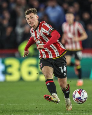 Sheffield United takımından Harrison Burrows, Sheffield Lane, Sheffield, Birleşik Krallık 'ta Sheffield United ile Coventry City maçında pas attı.