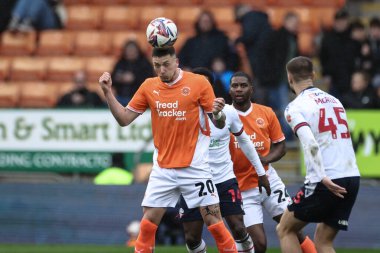 Blackpool 'dan Oliver Casey, 21 Mart 2025' te Bloomfield Road, Blackpool 'da oynanan Blackpool-Bolton Wanderers maçında yüksek topu kazanmak için sıçradı.