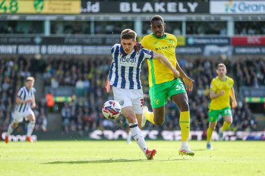 West Bromwich Albion 'dan Adam Armstrong, Norwich City' den Jose Cordoba 'nın 29 Mart 2025' te Carrow Road, Norwich 'te Norwich City' ye karşı oynadığı Norwich City-West Bromwich Albion maçında baskı altında kaldı.