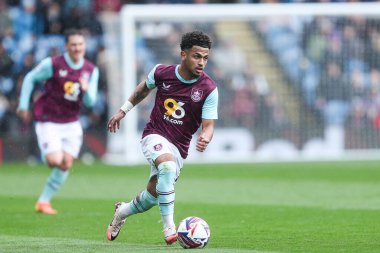 Burnley 'den Marcus Edwards, Burnley ile Bristol City arasındaki 29 Mart 2025' te oynanan Gökyüzü İddia Şampiyonası maçında topu ileri atıyor.