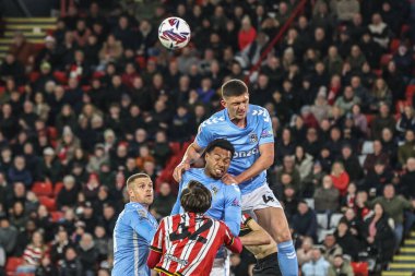 Coventry City 'den Bobby Thomas 28 Mart 2025' te Bramall Lane, Sheffield, İngiltere 'de Sheffield United ile Coventry City arasındaki Sky Bet Şampiyonası maçında attığı uzun bir atıştan topu alıyor.