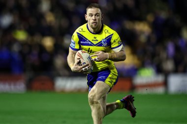 Warrington Wolves takımından Matt Dufty, 28 Mart 2025 'te Warrington, İngiltere' deki Halliwell Jones Stadyumu 'nda oynanan Warrington Wolves - Leeds Rhinos maçında topa vuruyor.
