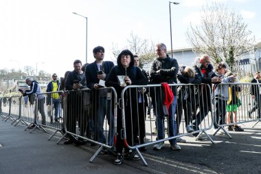West Bromwich Albion taraftarları, 29 Mart 2025 'te İngiltere' nin Norwich City-West Bromwich Albion maçından önce oyuncuların gelmesini bekliyor.