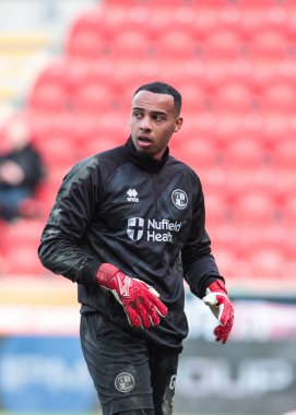 Crawley Town 'dan Jojo Wollacott, 29 Mart 2025' te New York Stadyumu, Rotherham, İngiltere 'de oynanan Sky Bet Ligi 1 maçı sırasında ısınma turunda Rotherham United' a karşı Crawley Town