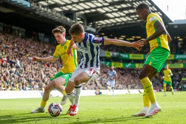 West Bromwich Albion 'dan Tom Fellows, Norwich City' nin Norwich City ile West Bromwich Albion maçı sırasında Kellen Fisher ve Jose Cordoba 'nın baskısı altında.
