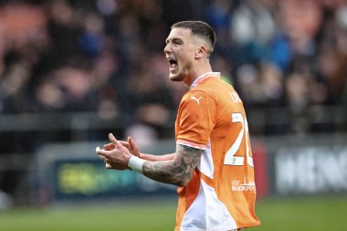 Blackpool 'dan Oliver Casey, 21 Mart 2025' te Bloomfield Road, Blackpool 'da oynanan Blackpool 1 karşılaşmasında taraftarlarıyla 2-1' lik galibiyeti kutluyor.
