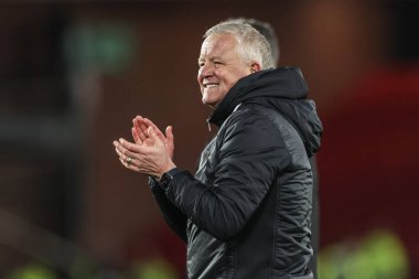 Sheffield United 'ın menajeri Chris Wilder, 28 Mart 2025' te İngiltere 'nin Sheffield Lane şehrinde oynanan Sky Bet Şampiyonası maçından sonra taraftarları alkışlıyor.