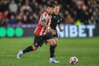 Sheffield United takımından Gustavo Hamer, 28 Mart 2025 'te Sheffield Lane, İngiltere' de Sheffield United 'a karşı Coventry City' de oynanan Gökyüzü İddia Şampiyonası maçında topu aldı.