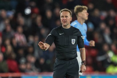 Hakem Oliver Langford, 28 Mart 2025 'te Sheffield United' ın Bramall Lane, Sheffield, İngiltere 'deki Coventry City maçında talimat verdi.