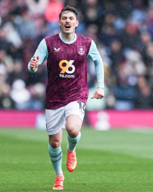 Burnley takımından Connor Roberts Burnley Bristol City 'ye karşı 29 Mart 2025' te Turf Moor, Burnley, İngiltere 'de oynanan maçta