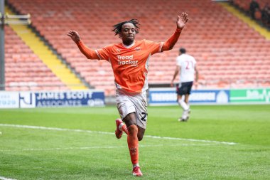 Blackpool 'dan Niall Ennis, 21 Mart 2025' te Bloomfield Road, Blackpool, İngiltere 'de oynanan Blackpool-Bolton Wanderers maçında 2-1 kazanma hedefini kutluyor.