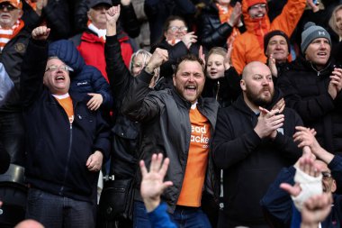 Blackpool taraftarları 21 Mart 2025 'te Bloomfield Road, Blackpool' da oynanan Blackpool-Bolton Wanderers maçında 2-1 'lik galibiyetlerini kutladılar.