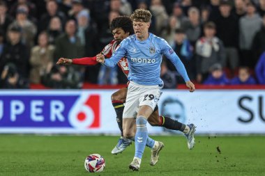 Sheffield United 'dan Hamza Choudhury ve Coventry City' den Victor Torp 28 Mart 2025 'te Bramall Lane, Sheffield, İngiltere' de oynanan Gökyüzü İddia Şampiyonası maçında top için savaştılar.