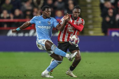 Coventry City 'den Ephron Mason-Clark ve Sheffield United takımından Femi Seriki 28 Mart 2025' te Bramall Lane, Sheffield, Birleşik Krallık 'ta oynanan Gökyüzü İddia Şampiyonası maçında top için savaştılar.
