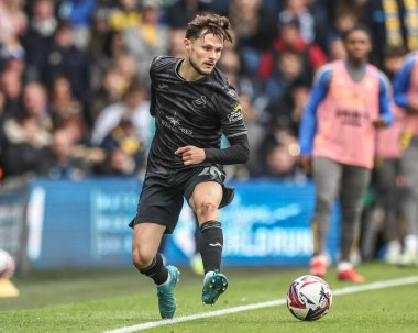 Swansea City 'den Liam Cullen, 29 Mart 2025' te Leeds United ile Swansea City arasındaki Sky Bet Şampiyonası maçında topu oyunda tutuyor.