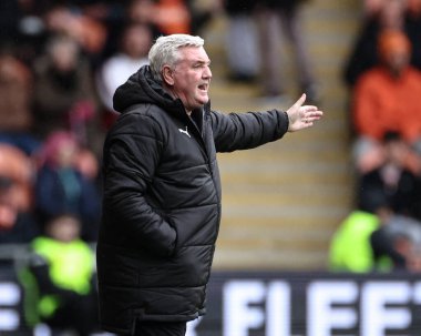 Blackpool teknik direktörü Steve Bruce, 21 Mart 2025 'te Bloomfield Road, Blackpool' da oynanan Blackpool-Bolton Wanderers maçında teknik alanda tepki gösterdi.
