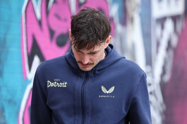 Burnley 'den Connor Roberts 29 Mart 2025' te Burnley, Burnley, İngiltere 'deki Bristol City maçının öncesinde stadyuma geldi.