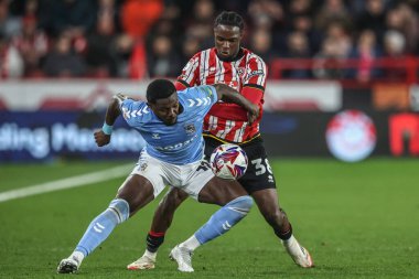 Coventry City 'den Ephron Mason-Clark ve Sheffield United takımından Femi Seriki 28 Mart 2025' te Bramall Lane, Sheffield, Birleşik Krallık 'ta oynanan Gökyüzü İddia Şampiyonası maçında top için savaştılar.
