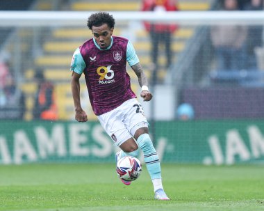 Burnley 'li Lucas Pires, 29 Mart 2025' te Burnley, Burnley 'nin Bristol City' e karşı oynadığı Gökyüzü İddia Şampiyonası maçında topu ayaklarının dibine aldı.