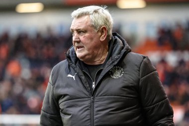 Blackpool 'un Steve Bruce teknik direktörü, 21 Mart 2025' te Bloomfield Road, Blackpool 'da oynanan Blackpool-Bolton Wanderers maçında sakatlanma süresine bakıyor.